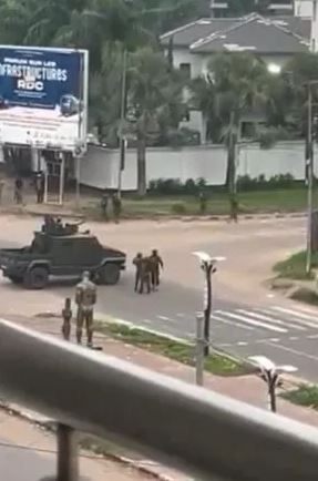 Guardias congoleños armados patrullan las calles durante el breve golpe