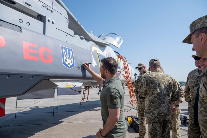 Zelensky firma un misil de crucero Storm Shadow/SCALP en el Día de la Fuerza Aérea