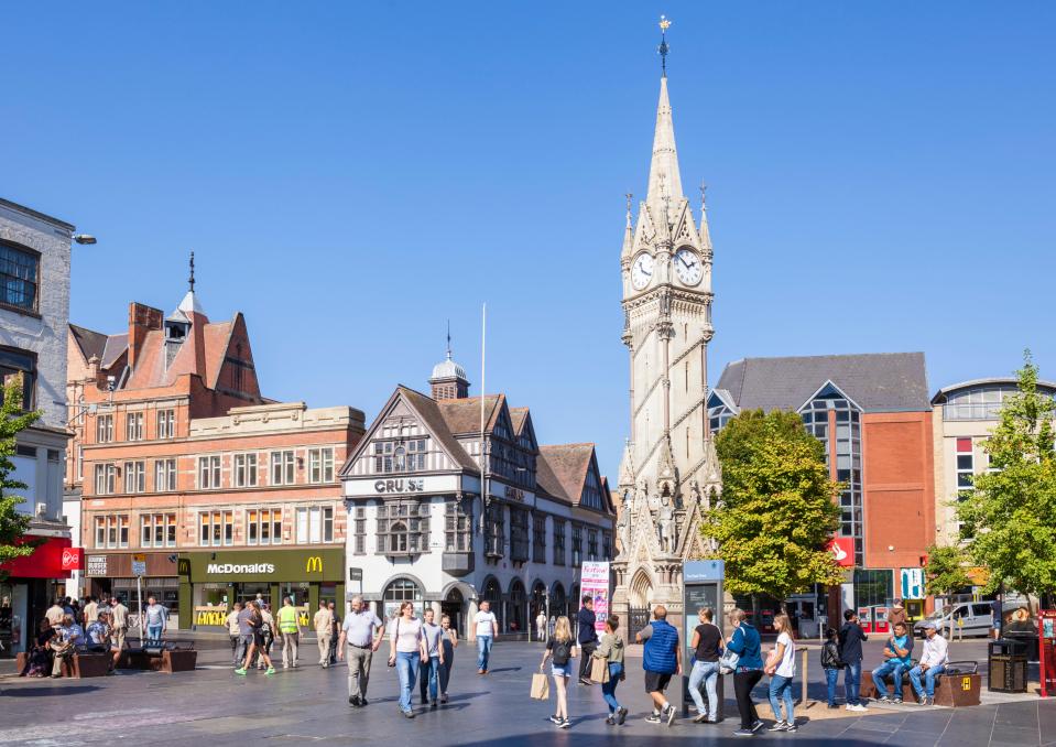 Está situado en el centro de la ciudad de Leicester.