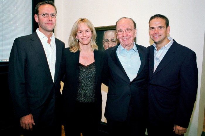 James, Elisabeth, Rupert y Lachlan están de pie, con los brazos alrededor de la cintura del otro.