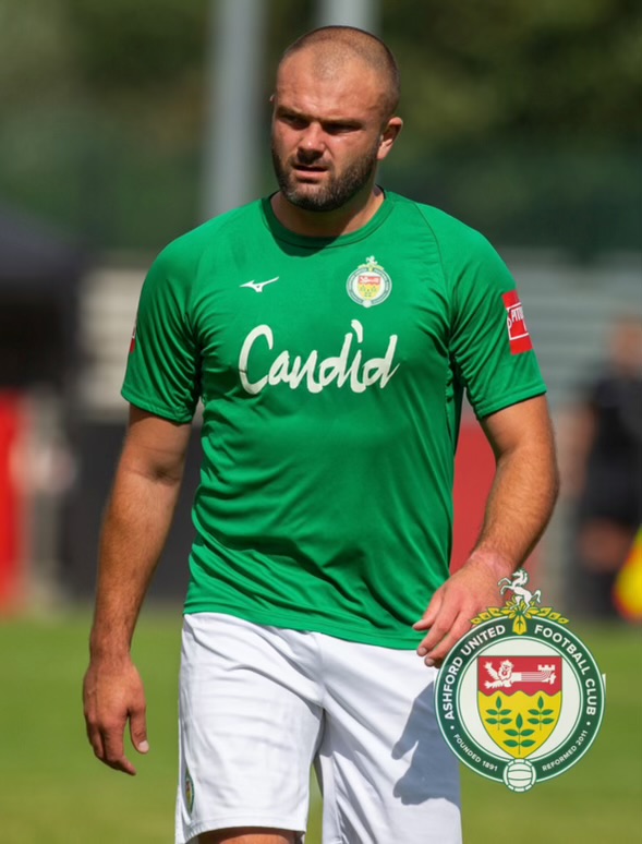 Gary Lockyer, del Ashford United, lidera el camino en la competición de esta temporada