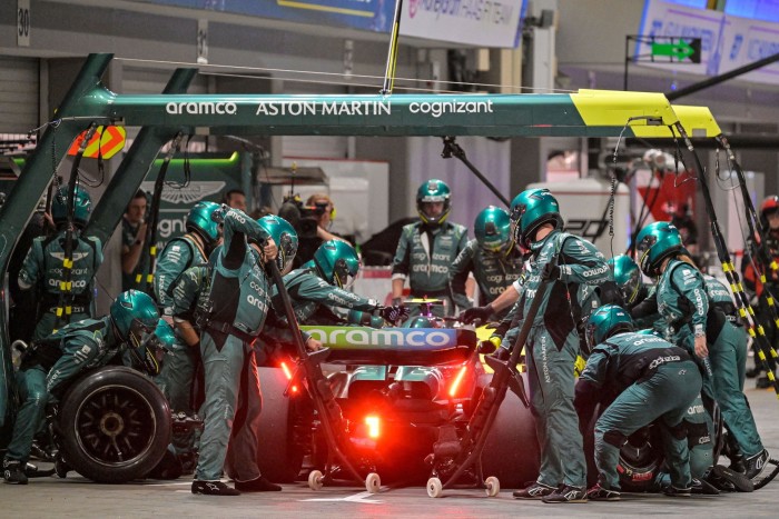 Los mecánicos trabajan en el coche del piloto español Fernando Alonso de Aston Martin en el Gran Premio de Singapur del año pasado