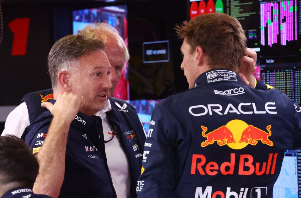 Max Verstappen en conversación con Christian Horner