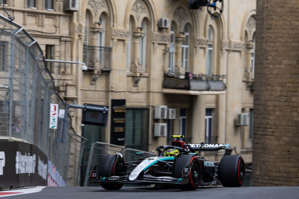 Lewis Hamilton recorre las calles de Bakú