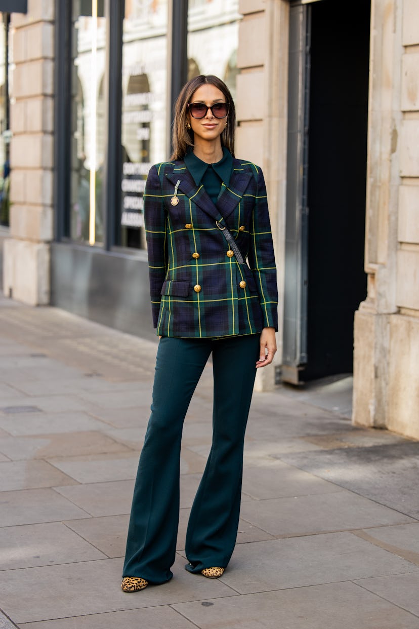 Isabella Charlotta Poppius en las afueras de Bora Aksu durante la Semana de la Moda de Londres 