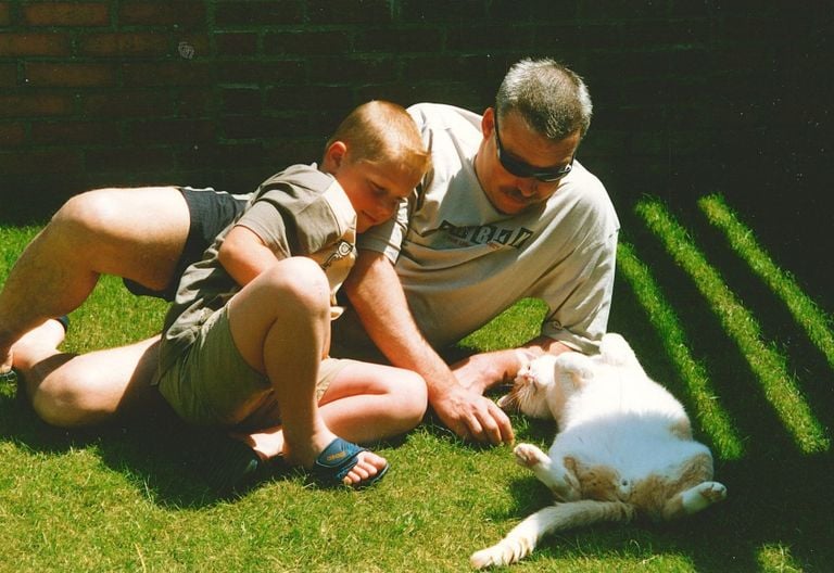 Nico junto a su hijo Niels en el jardín