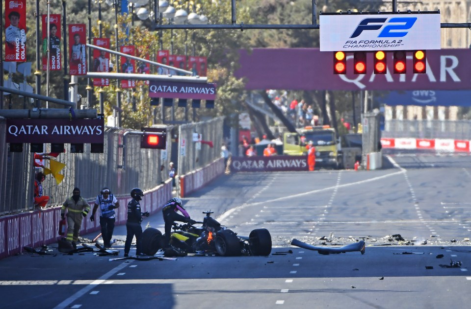 Los escombros cubrieron la pista.