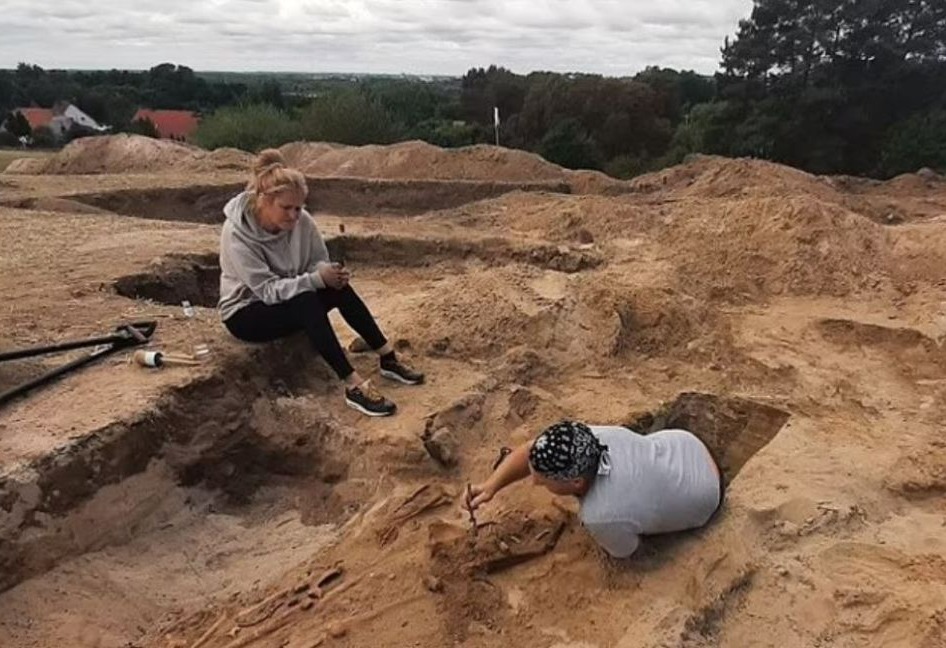 Arqueólogos descubren varios esqueletos en Pien, Polonia, septiembre de 2023