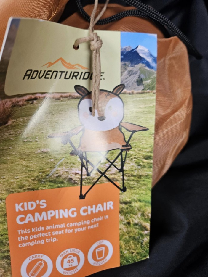 Esta silla de camping para niños no se parece a ninguna otra, ya que tiene la temática del zorro.