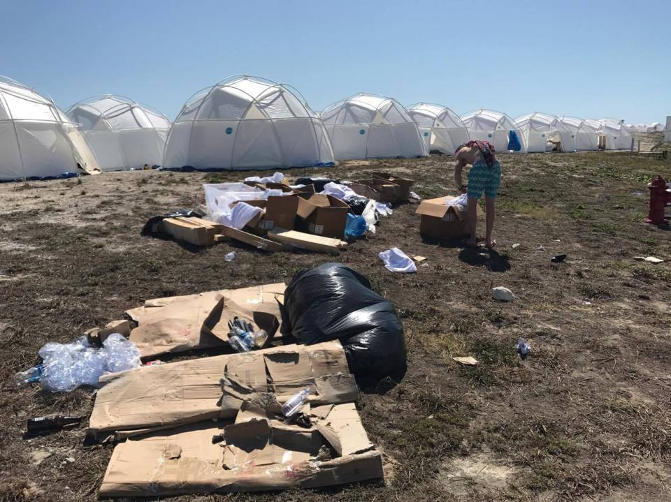 El recinto del festival lleno de basura en 2017