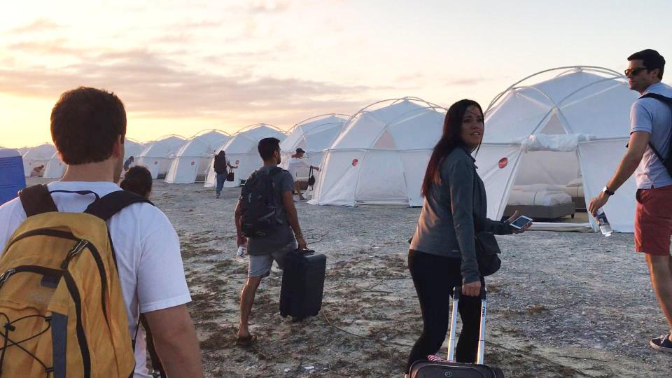 En lugar de lujosas cabañas de playa, vieron tiendas de campaña con cúpulas blancas del tipo que se usa para las víctimas desplazadas del huracán.