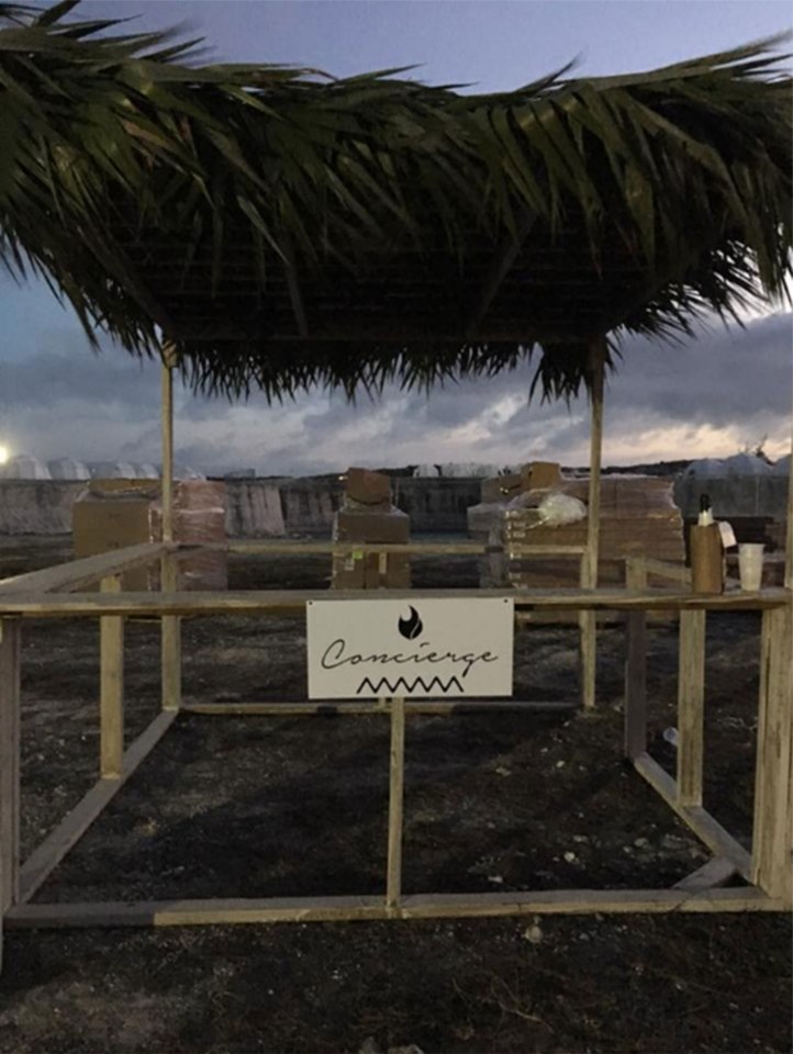 El lugar estaba lleno de cajas de carga con toallas y sábanas empapadas por la lluvia nocturna.