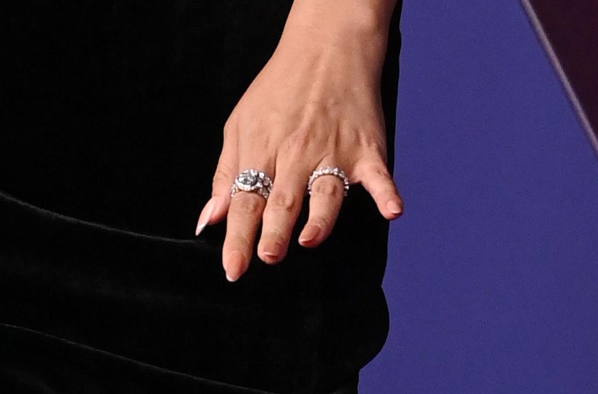 Selena Gomez exhibe un anillo en su dedo anular en la alfombra