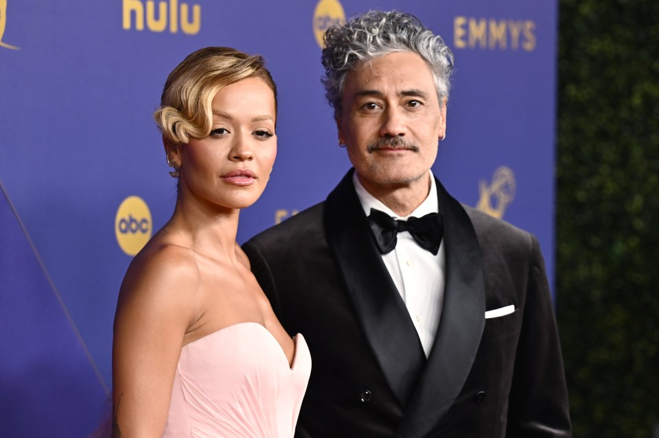 Rita Ora y Taika Waititi en la alfombra