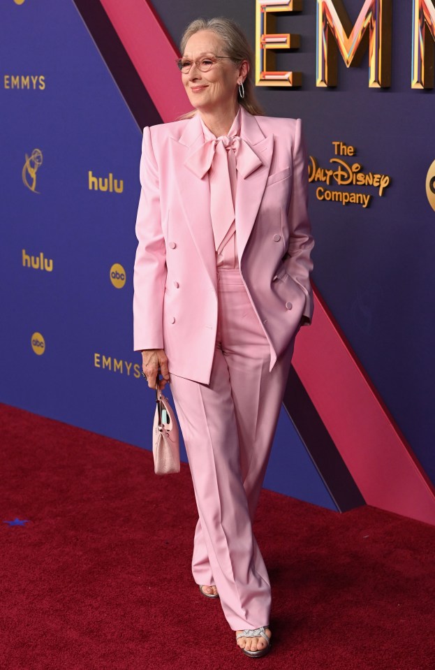 Meryl Streep camina por la alfombra roja de los Emmy