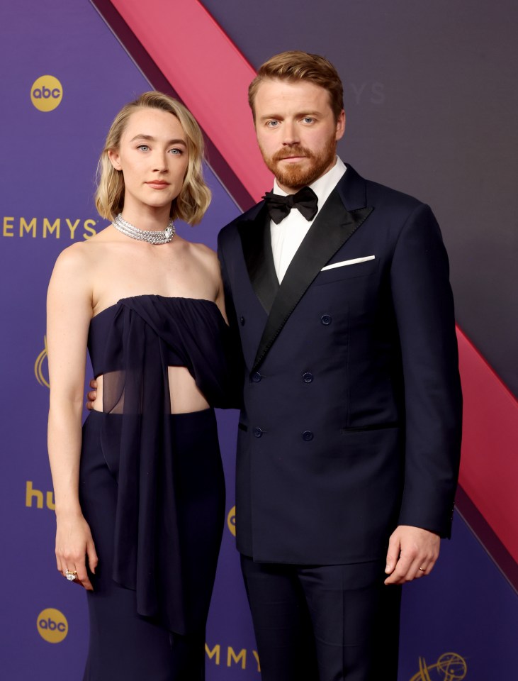 Los recién casados ​​Saoirse Ronan y Jack Lowden asisten a los premios Emmy