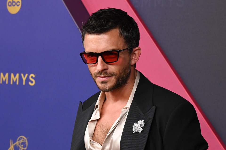 Jonathan Bailey de Bridgerton en la alfombra roja