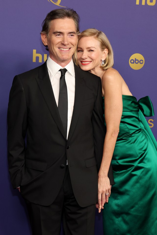 Billy Crudup y Naomi Watts asisten a la 76.ª edición de los premios Primetime Emmy