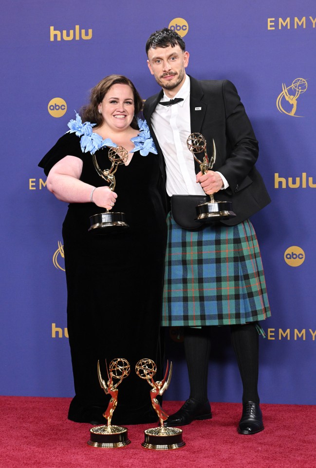 Richard Gadd y Jessica Gunning son vistos con sus premios