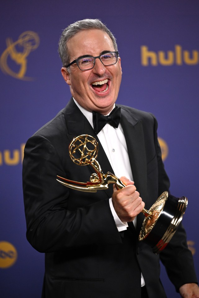 John Oliver ganó el premio a la mejor serie de variedades con guión