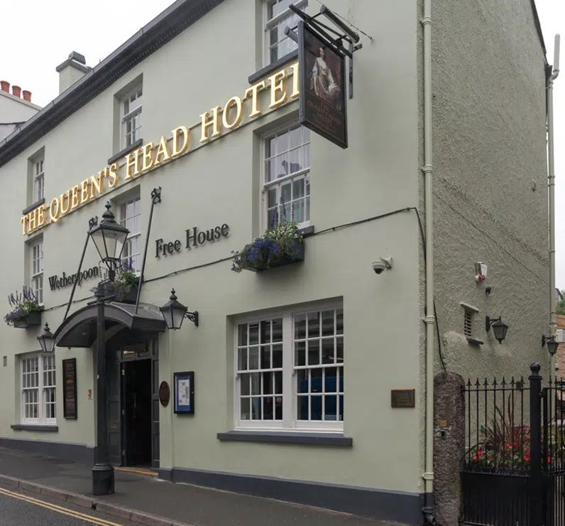 El Queen's Head Hotel está situado dentro de una antigua posada.