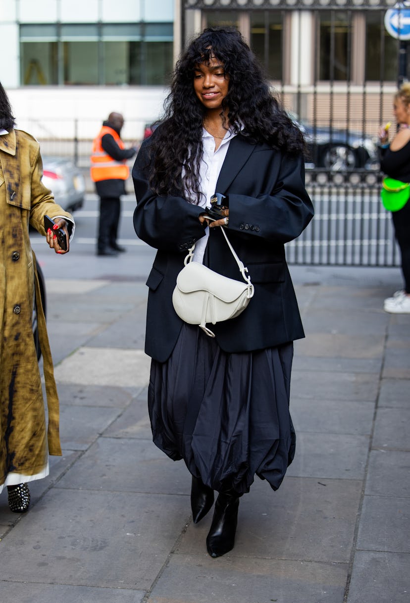 Semana de la moda de Londres primavera/verano 2025 tendencia street style flequillo 