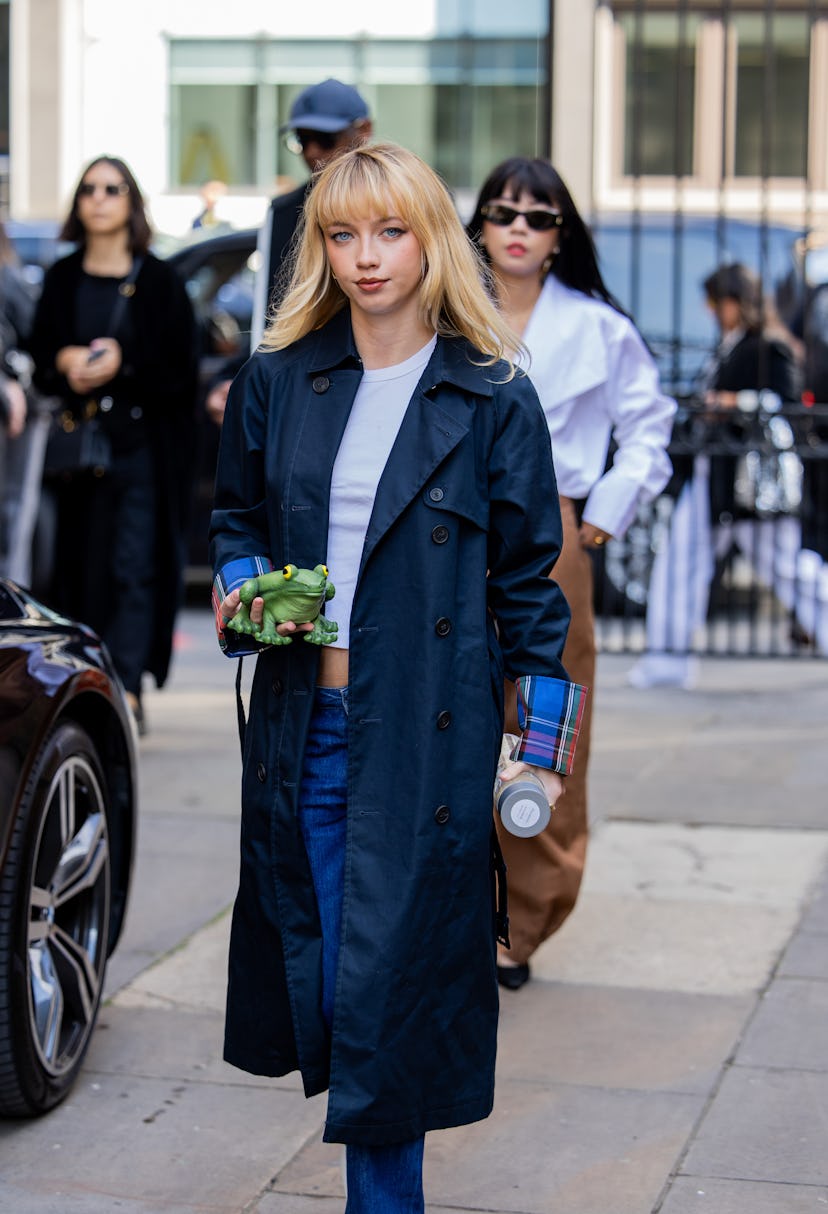 Semana de la moda de Londres primavera/verano 2025 tendencia street style flequillo 