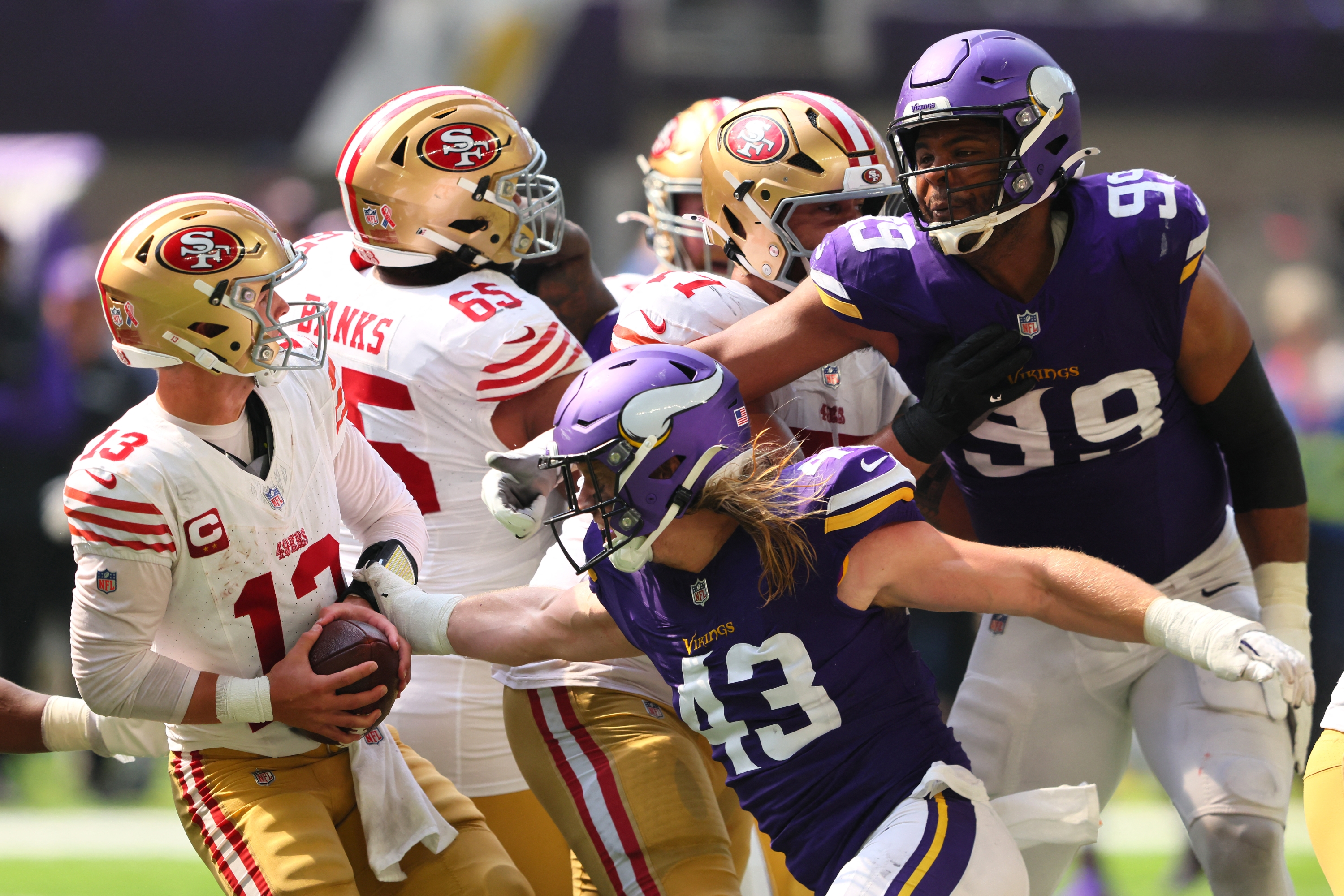 MINNEAPOLIS, MINNESOTA – 15 DE SEPTIEMBRE: Andrew Van Ginkel # 43 de los Minnesota Vikings presiona al mariscal de campo Brock Purdy # 13 de los San Francisco 49ers durante el tercer cuarto en el US Bank Stadium el 15 de septiembre de 2024 en Minneapolis, Minnesota. Adam Bettcher/Getty Images/AFP (Foto de Adam Bettcher / GETTY IMAGES NORTEAMÉRICA / Getty Images vía AFP)