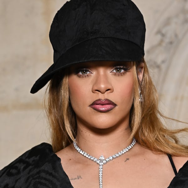 Semana de la moda con cabello rubio de Rihanna