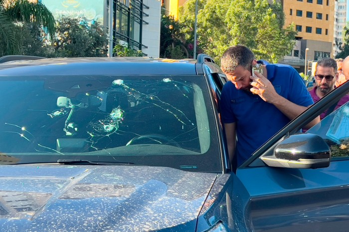 Agentes de policía inspeccionan un coche en cuyo interior explotó un buscapersonas portátil, Beirut, Líbano