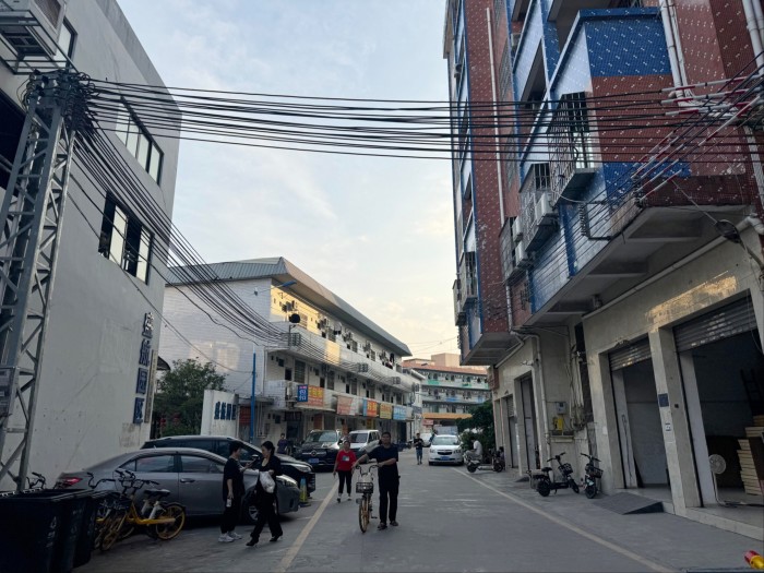 Una calle de Panyu que muestra edificios y residentes.