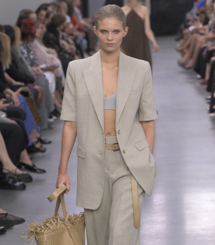 Una modelo desfilando en el desfile de Michael Kors primavera/verano 2025 en la Semana de la Moda de Nueva York