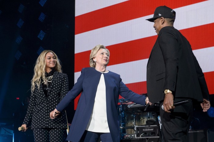 La candidata presidencial demócrata Hillary Clinton (centro) con Beyoncé (izq.) y Jay Z en 2016