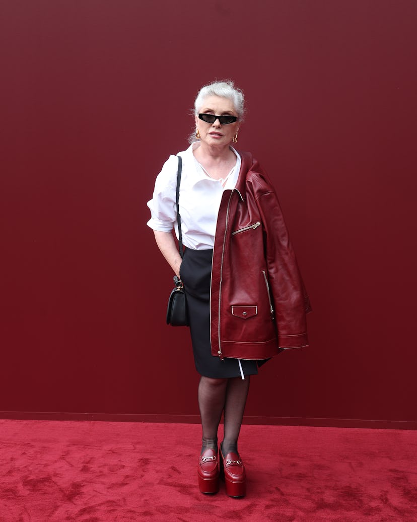 Debbie Harry asiste al desfile de moda femenino primavera verano 2025 de Gucci 