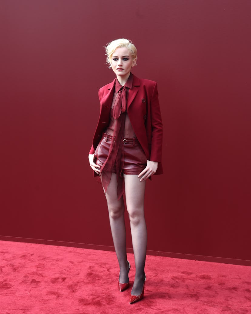 Julia Garner asiste al desfile de moda femenina primavera verano 2025 de Gucci 