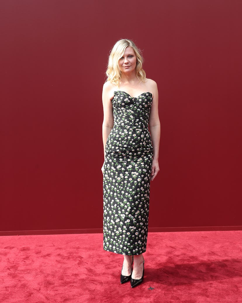 Kirsten Dunst asiste al desfile de moda femenina primavera verano 2025 de Gucci 