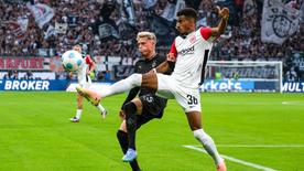 Ansgar Knauff de Frankfurt y Robin Hack de Mönchengladbach en un duelo por el balón.