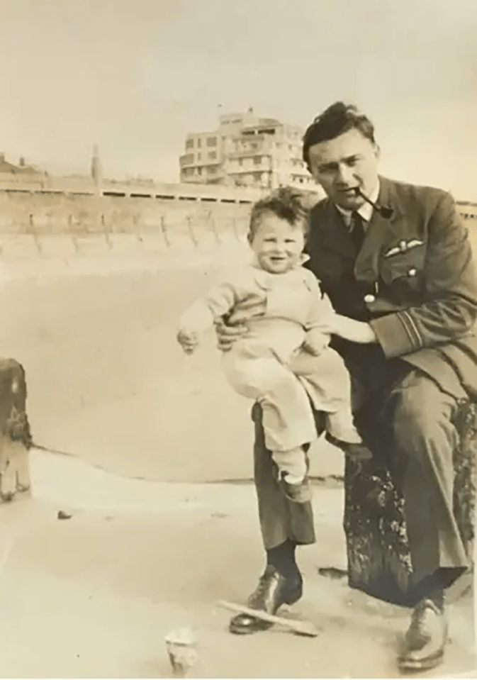 Frank en Bridlington, Yorkshire, con su hijo Michael