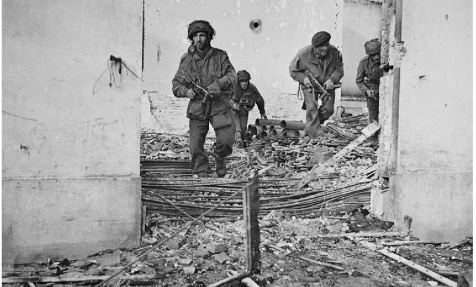 Paracaidistas británicos durante la batalla de Arnhem en 1944