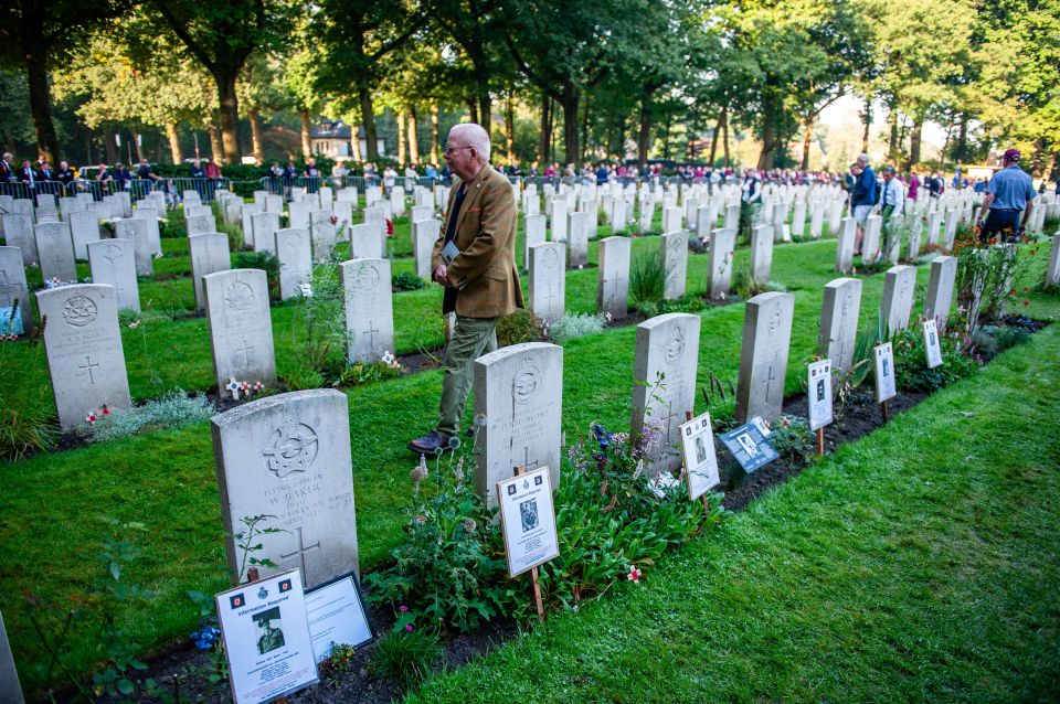 Visitantes en el cementerio de guerra de Arnhem Oosterbeek durante las conmemoraciones por el 80 aniversario de la Operación Market Garden