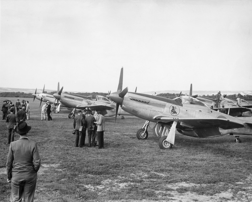 Trece cazas P-51D Mustang (similares a uno en el que voló Frank) en la RAF Malling en 1948