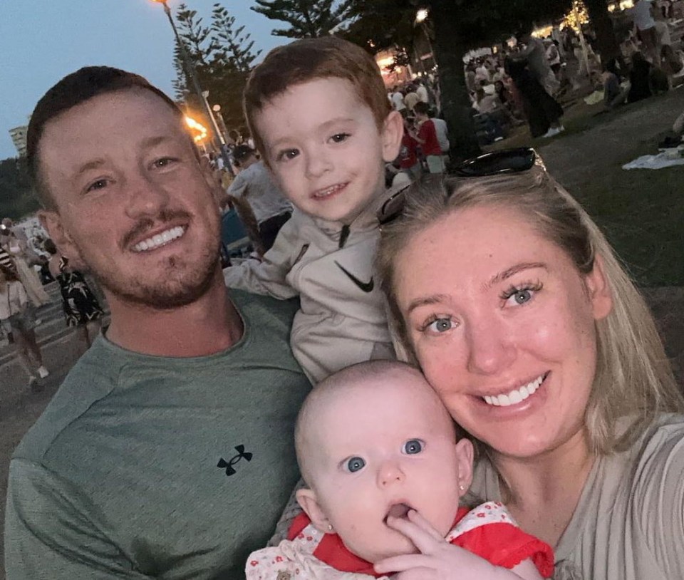 Lauren Smyth con su pareja Ashley Mayall y sus hijos Jesse, de tres años, y Marcie, de un año