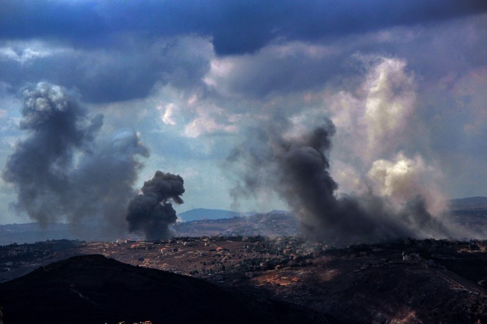 El humo de los intensos ataques aéreos israelíes se eleva desde la aldea de Taybeh, en el sur del Líbano.