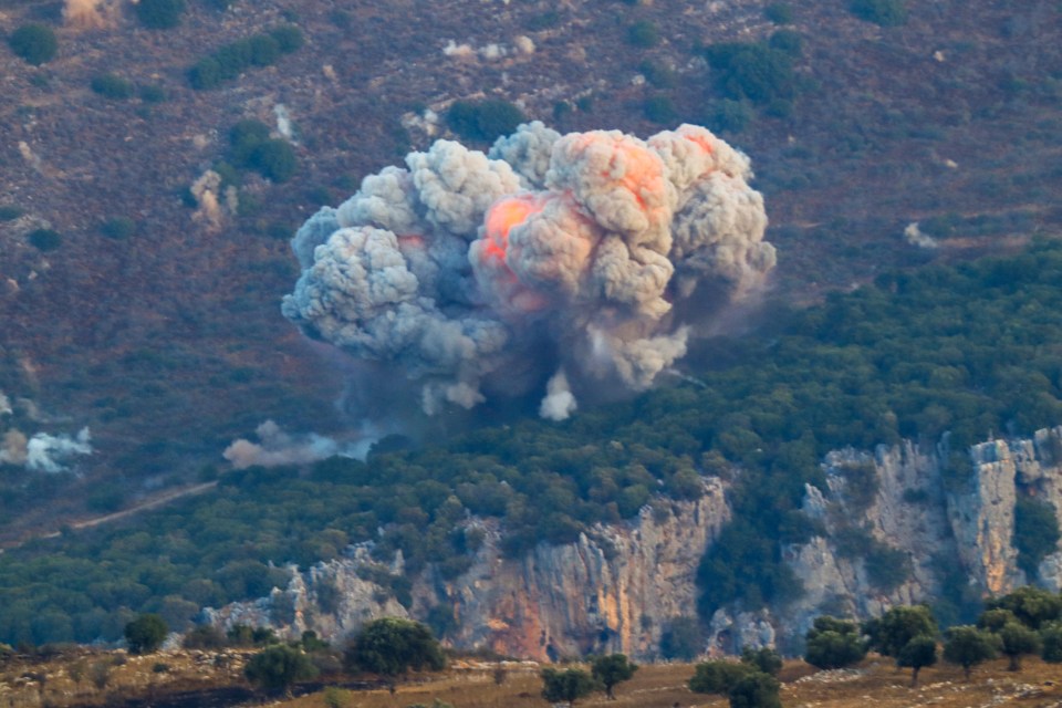 Columnas de humo se elevan desde el lugar de un ataque aéreo israelí en Marjayoun, cerca de la frontera entre Líbano e Israel.