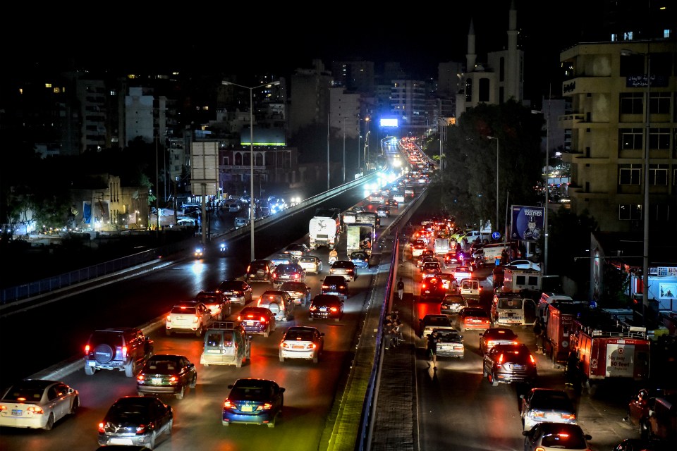 Una carretera congestionada a lo largo de la entrada sur a Beirut