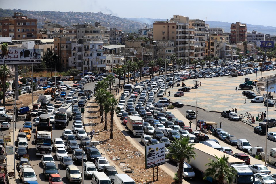 Los coches se quedan atascados en el tráfico mientras huyen de los pueblos del sur en medio de los ataques aéreos israelíes