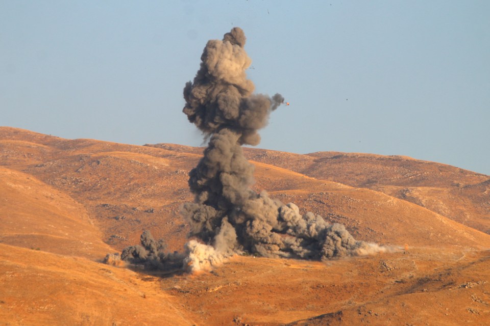 Columnas de humo se elevan desde el lugar de un ataque aéreo israelí en las zonas orientales de Baalbeck, en el valle de Bekaa.