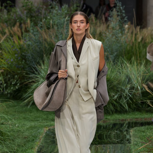 Una modelo camina por la pasarela en el desfile de moda de Boss durante la colección primavera/verano 2025 de Milán para mujer. 