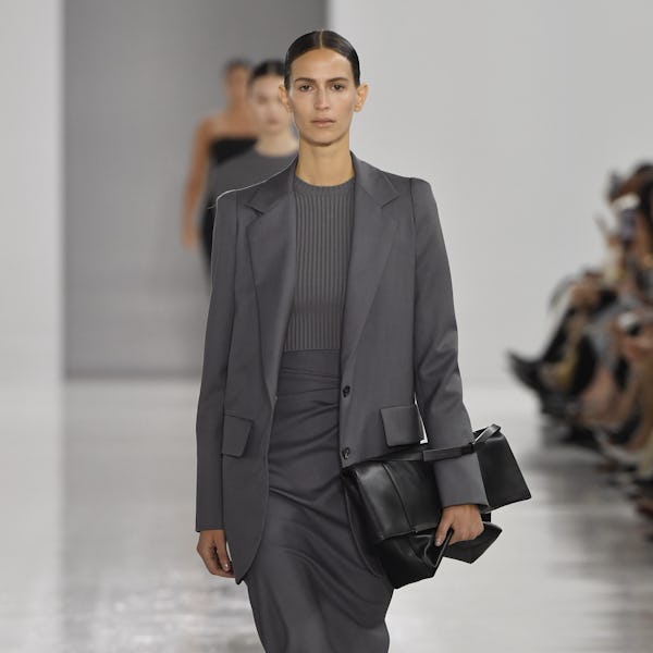 Jeanne Cadieu camina por la pasarela durante el desfile de moda Max Mara Ready to Wear Primavera Verano 2025 