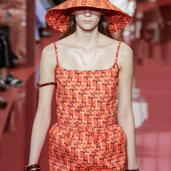 Una modelo camina por la pasarela durante el desfile de moda Gucci Ready to Wear Primavera/Verano 2025 